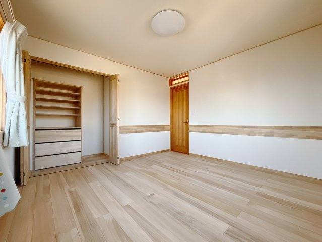 【中古戸建】藤岡市藤岡の洋室|■2階洋室｜2階各居室には収納をご用意しています♪常にお部屋を綺麗に保てます！小さなお子様も自然とお片付けができるようになるのでうれしいですよね！