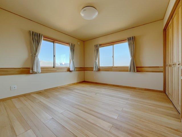 【中古戸建】藤岡市藤岡の洋室|■2階洋室｜2階洋室には大きな窓をご用意しています。日中はあたたかな日差し差し込み自分時間も充実できますね＾＾
