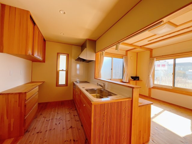 【中古戸建】藤岡市藤岡のダイニング|■ダイニング｜出来上がった料理を運びやすいダイニング♪お料理中も家族との会話がはずみます♪