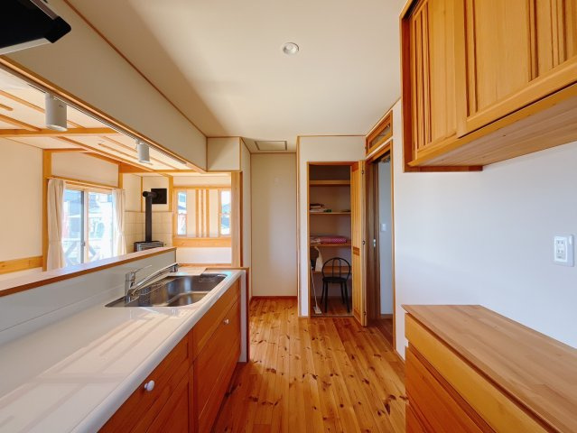 【中古戸建】藤岡市藤岡のキッチン|■キッチン｜ワークトップの幅が広く、お子様といっしょにお料理をつくったり、ちょっとしたパーティーも楽しめます。フラットなのでお掃除がしやすいのもポイントです♪