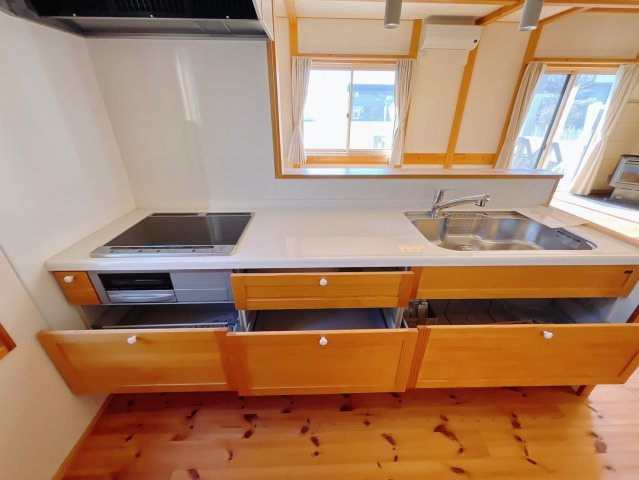 【中古戸建】藤岡市藤岡のキッチン|■キッチン｜全スライド式収納キッチン♪お皿や鍋の出し入れもラクラクです（＾＾）！