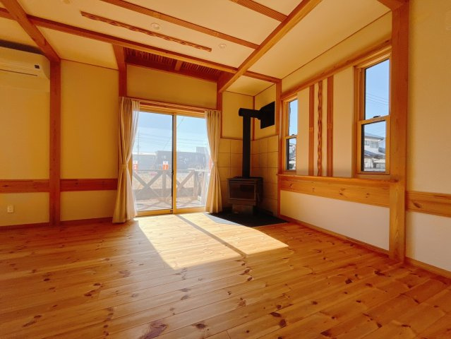 【中古戸建】藤岡市藤岡の居間・リビング|■リビング｜家族でゆったりくつろげる、居心地の良いリビング♪賃貸と違って、テレビや音楽の音を気にしなくて良いことが嬉しいですね(*＾＾*)