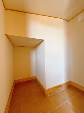 【中古戸建】藤岡市藤岡の収納|■SIC｜S.I.Cはスペースが効率よく使える可動棚仕様！大きめのベビーカーやブーツ、平らなサンダルなど用途に合わせて段の高さが変えられます