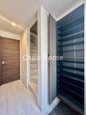 【玄関】 | 葛飾区堀切4丁目新築分譲住宅 | 【玄関】玄関には大型のシューズクローゼットを設置しておりますのでいつでもスッキリりとした空間を保てます。玄関周りを清潔に使うのはとても大事なことですよね。