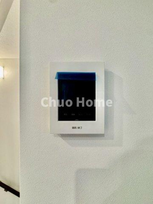 【セキュリティ】 | 葛飾区堀切4丁目新築分譲住宅 | 【モニターホン】誰が来たかすぐにわかるカラーモニター付きインターホン。通話ボタンを押すまでは室内の音は漏れていませんので相手を確かめてから応対できます。