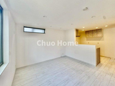 【居間・リビング】 | 葛飾区堀切4丁目新築分譲住宅 | 【ダイニング】忙しい朝でも、しっかり家族が揃って食事をして頂けるゆとりある大きさのダイニングスペース。奥様が作る手料理をカウンター越しに受けとって頂き、テーブルで囲む素敵な時間を存分に愉しんで下さい。