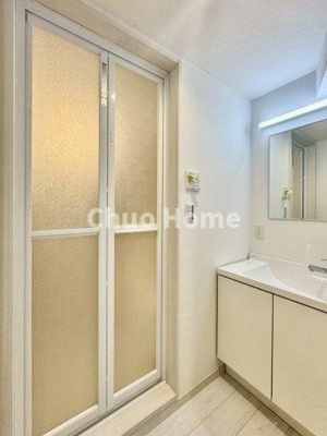 【脱衣所】 | 葛飾区堀切4丁目新築分譲住宅 | 【洗面所】明るい洗面所は朝をすっきりさせてくれる空間です。バタバタしている忙しい朝でも収納が多い洗面台では短い時間で効率良く支度ができます。