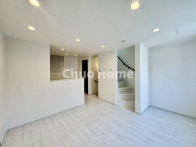 【居間・リビング】 | 葛飾区堀切4丁目新築分譲住宅 | 【居間・リビング】「ＬＤＫは家族団らんをデザイン」広いＬＤＫでは家族が集まり一緒の時間を過ごせる工夫がされております。何気ない一日の当たり前のひとコマがいつか一生の宝物になります