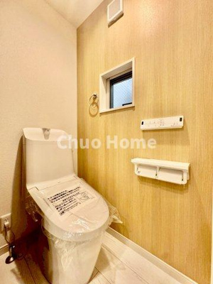 【トイレ】 | 葛飾区堀切4丁目新築分譲住宅 | 【トイレ】 温水洗浄便座機能付きトイレ。温水洗浄便座は清潔にお使いいただくための大切なアイテムです。