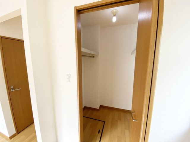 ピュアハウスの収納|照明付きのウォークインクローゼット！