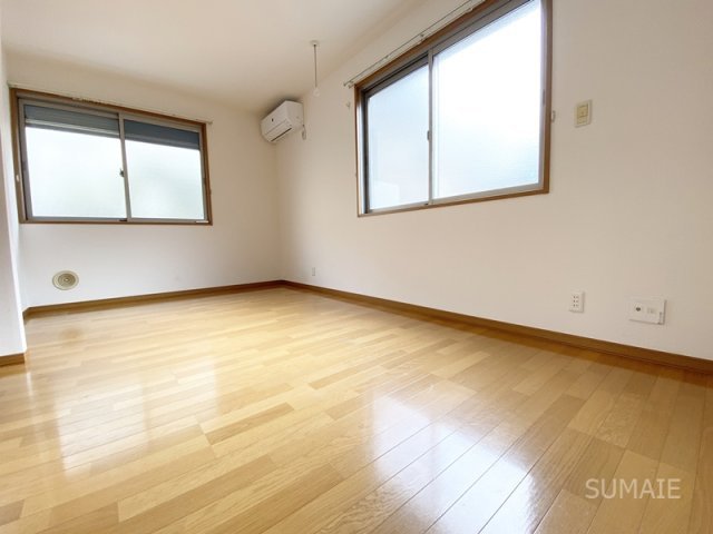 ピュアハウスの居間・リビング|人気の角部屋！2面採光です！