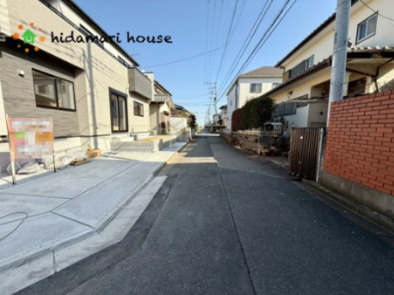 桶川市坂田11期　新築戸建　ブルーミング01の前面道路含む現地写真