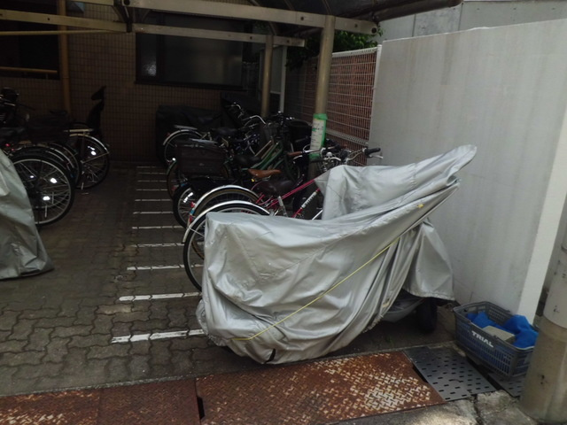 レジデンス本山の駐車場