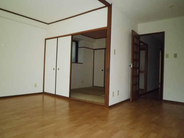レジデンス本山の居間・リビング