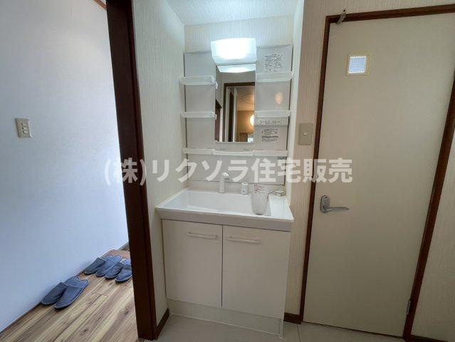 東藤田町　中古一戸建ての独立洗面台|シャワー付き洗面化粧台
■物件内覧・資金計画相談・住宅ローン相談、リフォーム相談、お問合せ受付中■
※当日・翌日のご内覧、ご相談はお電話でのお問合せがスムーズです！