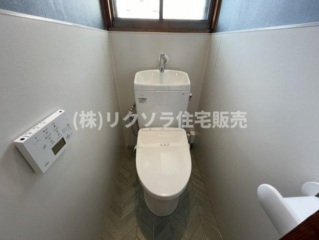 東藤田町　中古一戸建てのトイレ|温水洗浄便座付き
■物件内覧・資金計画相談・住宅ローン相談、リフォーム相談、お問合せ受付中■
※当日・翌日のご内覧、ご相談はお電話でのお問合せがスムーズです！