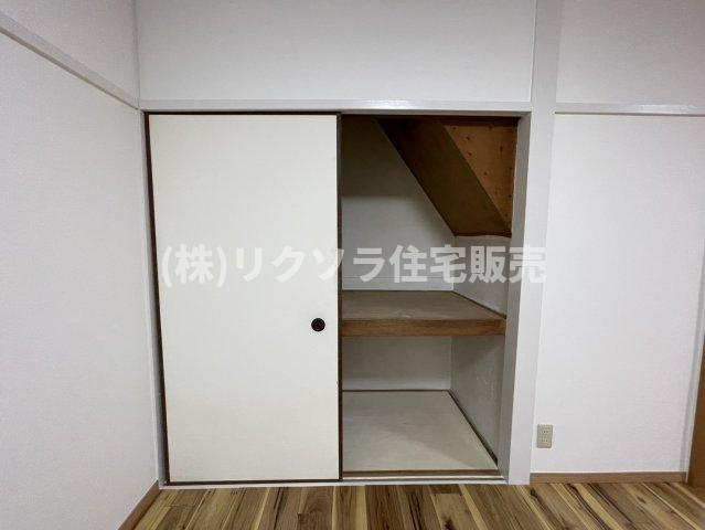 東藤田町　中古一戸建ての収納|リビング　押入
■物件内覧・資金計画相談・住宅ローン相談、リフォーム相談、お問合せ受付中■
※当日・翌日のご内覧、ご相談はお電話でのお問合せがスムーズです！