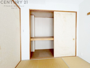 押入れは季節の衣類、寝具などを収納できます。伝統的な美しさと実用性が融合し、収納物を保護する調湿・換気効果があります。使い方によっては書類や小物なども効果的に整理でき空間を有効活用できます。
