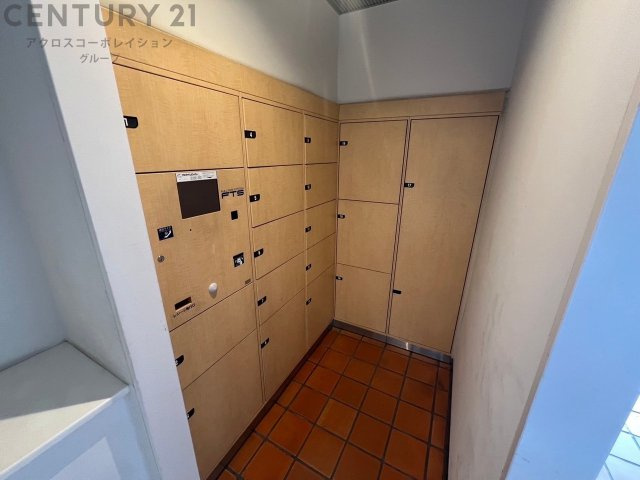 宅配ボックスは荷物の受け取りや配達が便利で安全です。不在時でも荷物が確保され、盗難や損傷のリスクが減少。受け取り時間の柔軟性が向上。外出先からでも荷物の受け取りや預けが可能となります。

