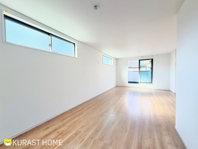 京都市右京区太秦上ノ段町　新築戸建の居間・リビング