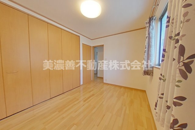 ６５９０６　本巣市上真桑中古戸建ての洋室
