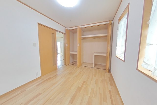 ６５９０６　本巣市上真桑中古戸建ての洋室