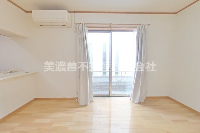 ６５９０６　本巣市上真桑中古戸建ての居間・リビング