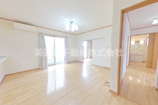 ６５９０６　本巣市上真桑中古戸建ての居間・リビング