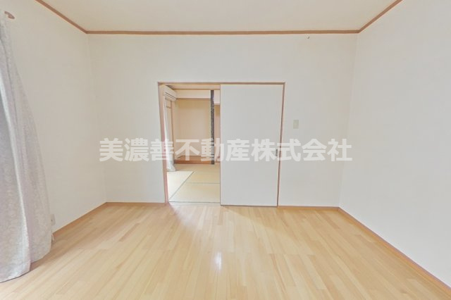６５９０６　本巣市上真桑中古戸建ての洋室