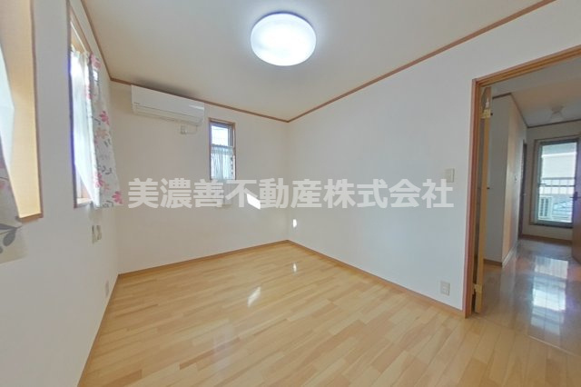 ６５９０６　本巣市上真桑中古戸建ての洋室