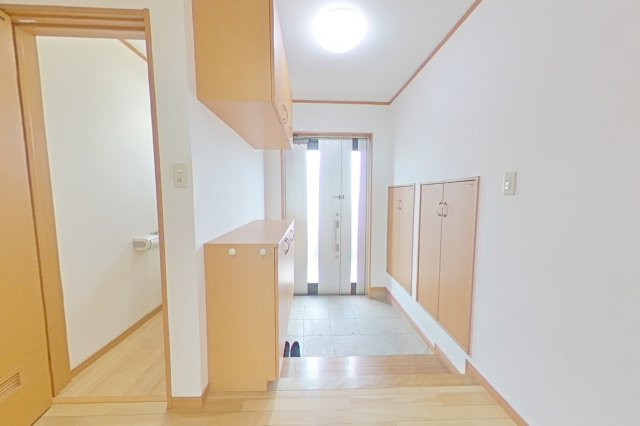 ６５９０６　本巣市上真桑中古戸建ての玄関