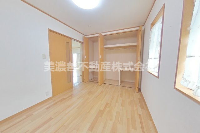 ６５９０６　本巣市上真桑中古戸建ての洋室