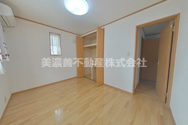 ６５９０６　本巣市上真桑中古戸建ての洋室