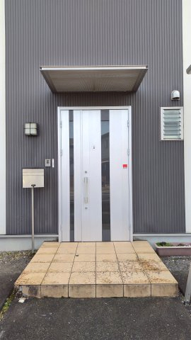 ６５９０６　本巣市上真桑中古戸建ての玄関