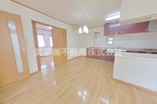 ６５９０６　本巣市上真桑中古戸建ての居間・リビング