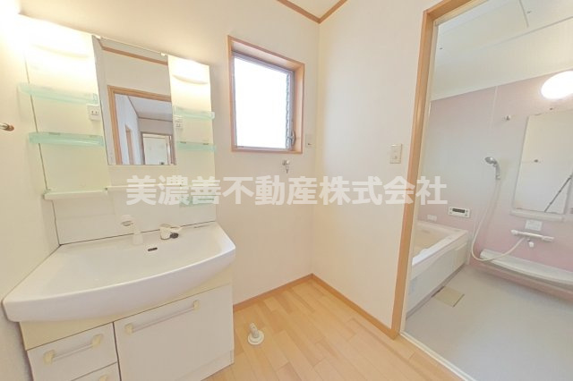 ６５９０６　本巣市上真桑中古戸建ての独立洗面台