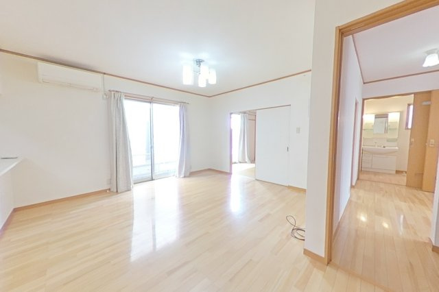 ６５９０６　本巣市上真桑中古戸建ての居間・リビング