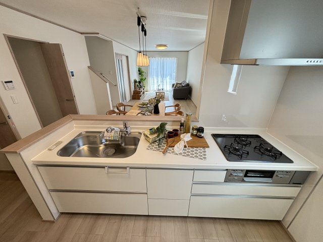 守山区大森北4期｜名古屋市の戸建ならホームアップのキッチン|【売主施工例】お子様を見守りながらお料理ができるオープン対面キッチン