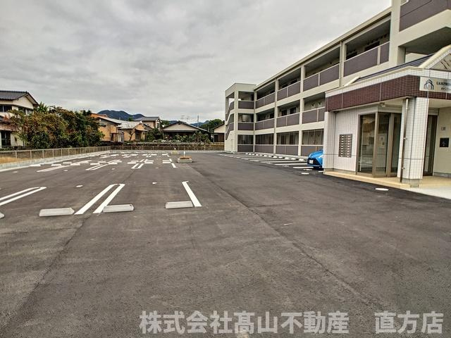 直方市大字感田の賃貸マンションの駐車場