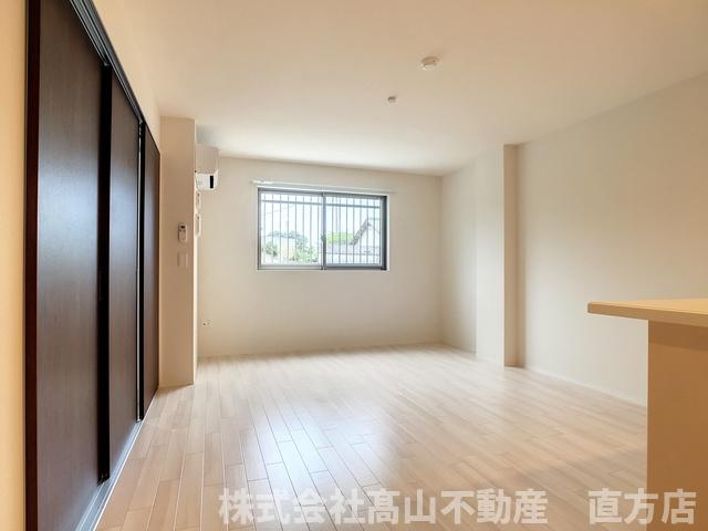 直方市大字感田の賃貸マンションの居間・リビング