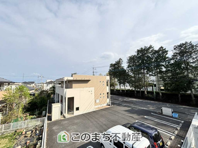 【展望】 | LiveleGarden.S下野烏ケ森　2号棟 | 階バルコニーからは、開放感あふれる穏やかな街並みを一望。
空が広く感じられ、晴れた日には気持ちよくお洗濯や外気浴も楽しめます。

