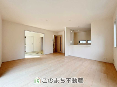 【居間・リビング】 | LiveleGarden.S下野烏ケ森　2号棟 | 開放感のある広々としたリビング☆家族みんなでゆったりくつろげます♪
南側から暖かな日差しが差し込みます♪キッチンからリビングの様子がよく見渡せます☆