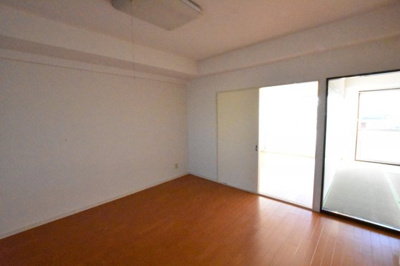 【居間・リビング】 | 三幸ハイツ | ゆったり過ごせるリビングです