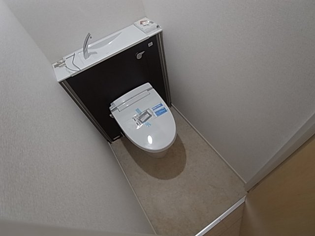 神戸市兵庫区塚本通２丁目の賃貸マンションのトイレ|タンクレスウォシュレット付