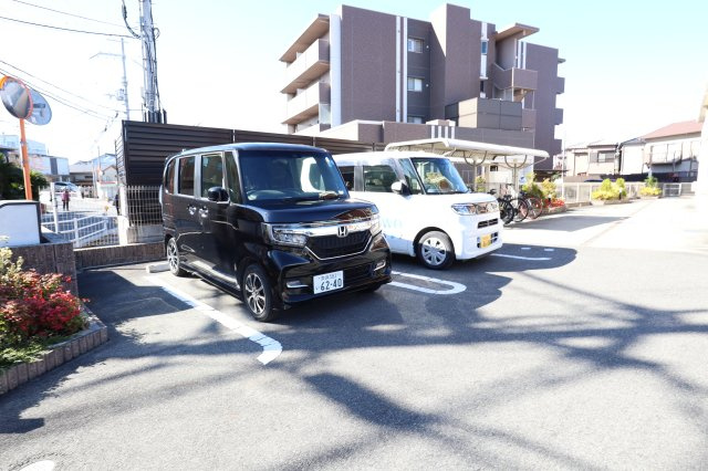 レーベ大和小泉の駐車場