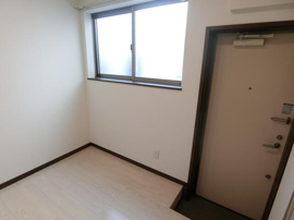 お部屋は大きな窓がついてます