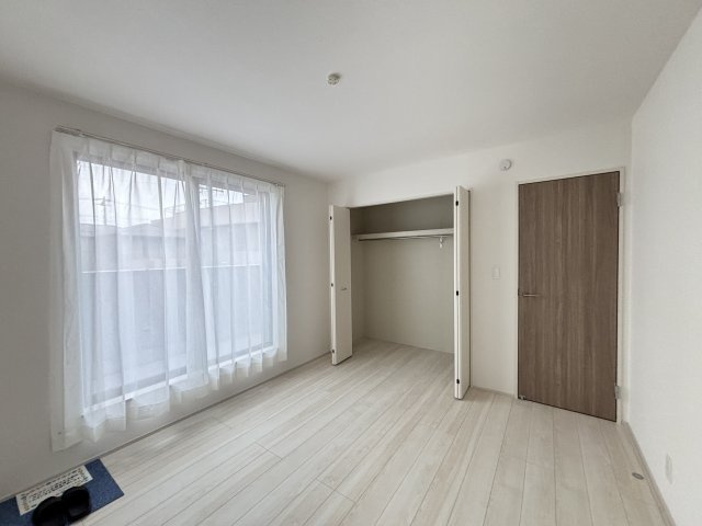 港区名四町｜名古屋市の戸建ならホームアップの洋室|ハンガーパイプ付き