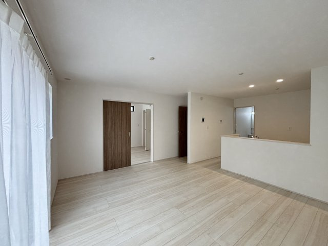 港区名四町｜名古屋市の戸建ならホームアップの居間・リビング|南から陽射しが入り明るいリビング