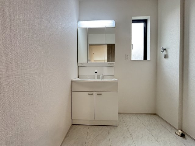 港区名四町｜名古屋市の戸建ならホームアップの独立洗面台|三面鏡で朝の身支度に最適