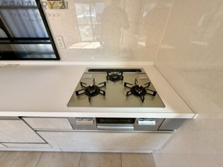 多数の調理器具を同時に使用でき、料理の効率化が可能。省エネで節約になり、様々な料理スタイルに適応できます。また、火力調整が独立しており、手入れや掃除もしやすく、今よりもっとお料理が楽しくなるかも。
